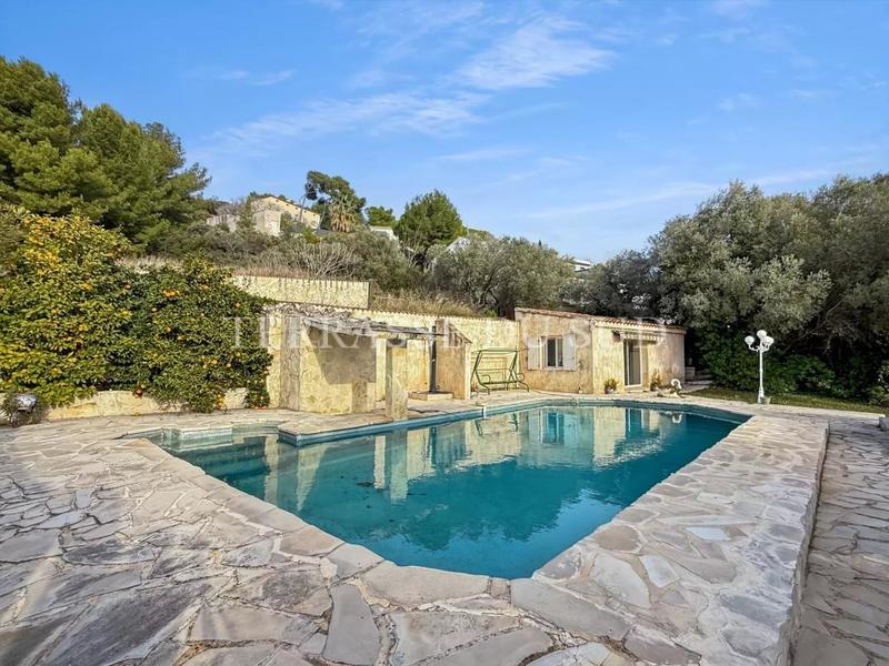 Propriété - 174 m² - 6 pièces