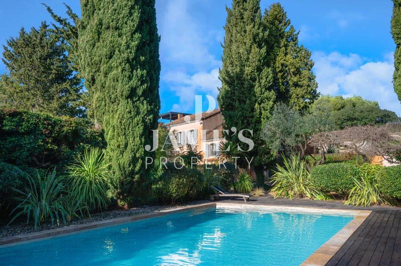 Maison - 330 m² - 8 pièces