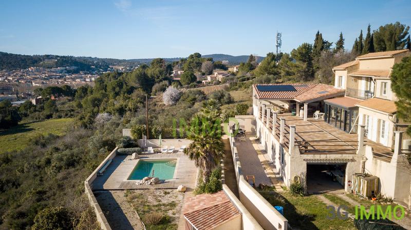 Villa - 222 m² - 8 pièces