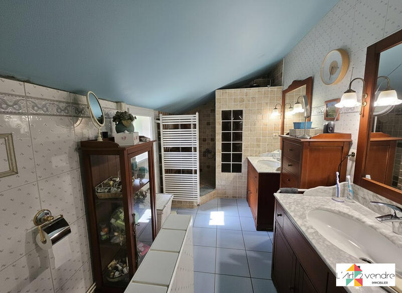 Maison - 221 m² - 6 pièces