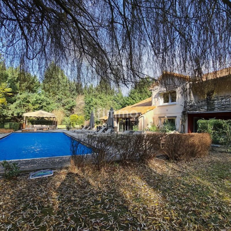 Maison - 484 m² - 7 pièces