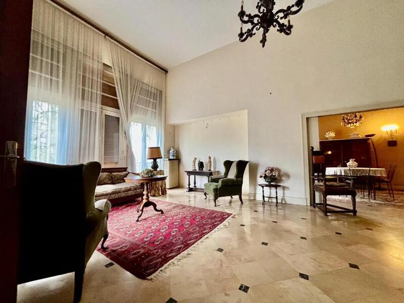 Maison - 303 m² - 12 pièces