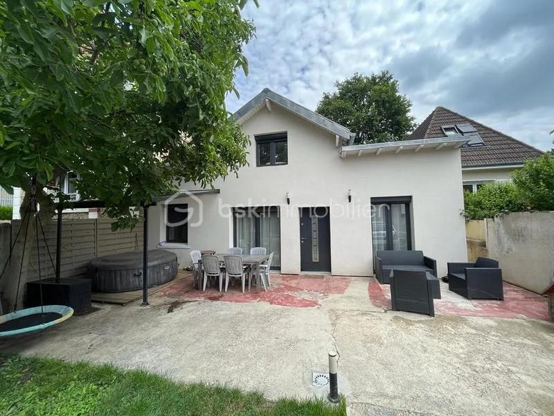 Maison traditionnelle - 75 m² - 4 pièces