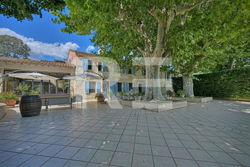 Mas - 550 m² - 16 pièces