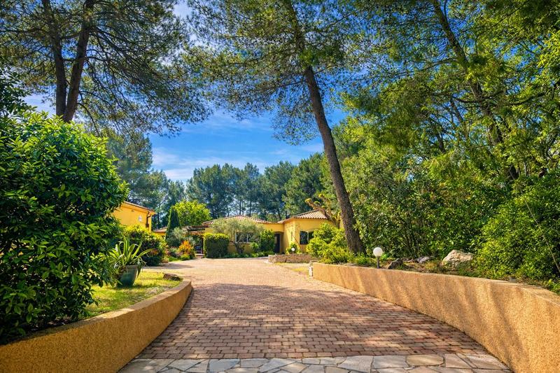 Maison traditionnelle - 299 m² - 8 pièces