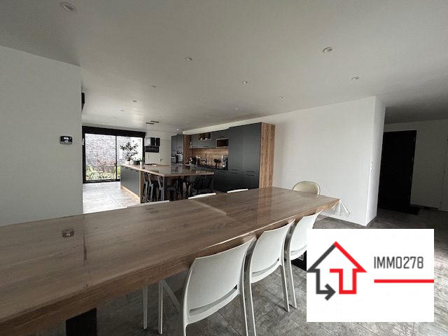 Maison - 237 m² - 8 pièces