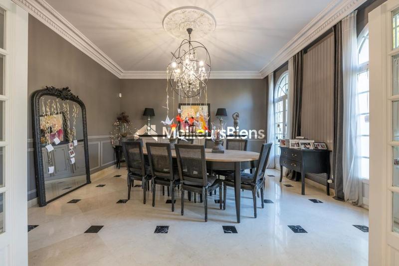 Propriété - 525 m² - 13 pièces