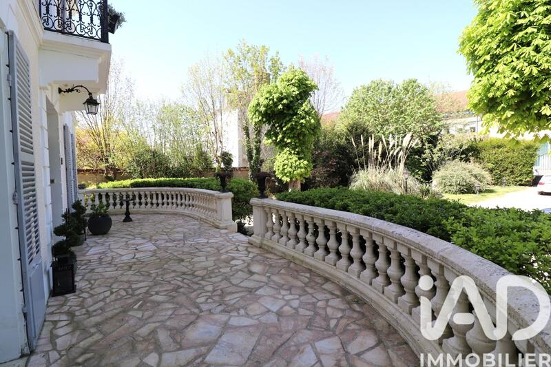 Maison - 305 m² - 10 pièces