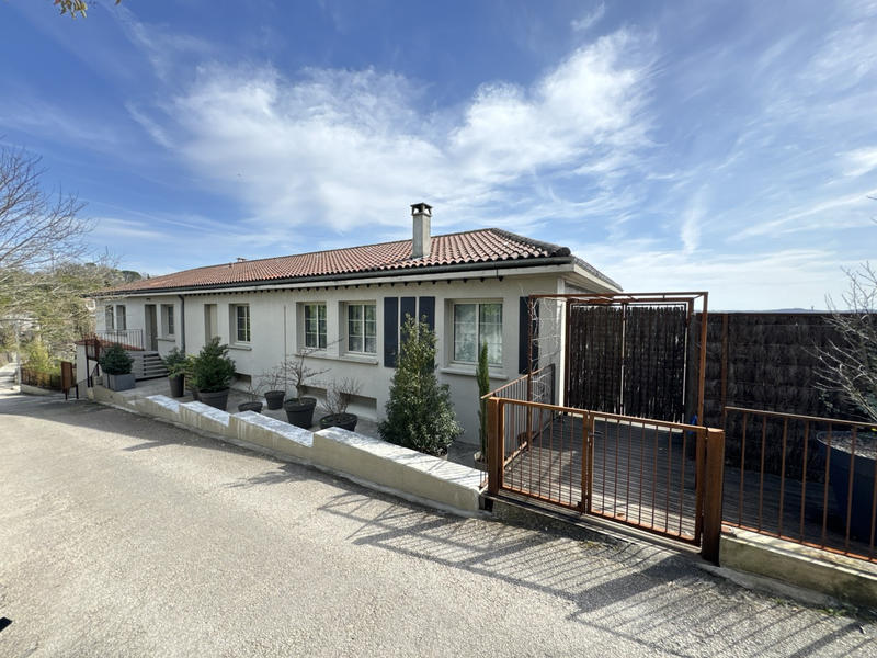 Maison - 330 m² - 13 pièces