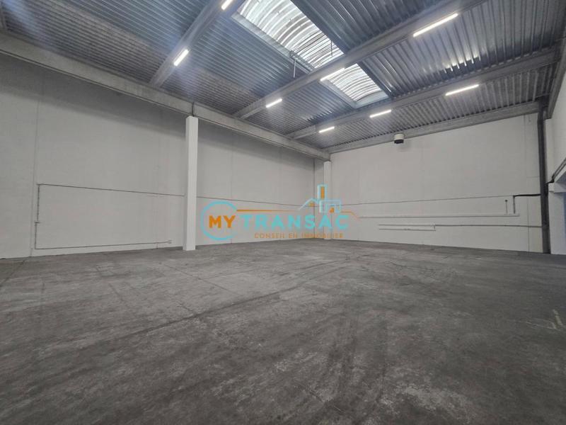 Local d'activité / Entrepôt - 801 m²