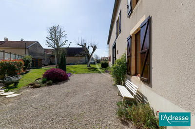 Maison - 324 m² - 8 pièces