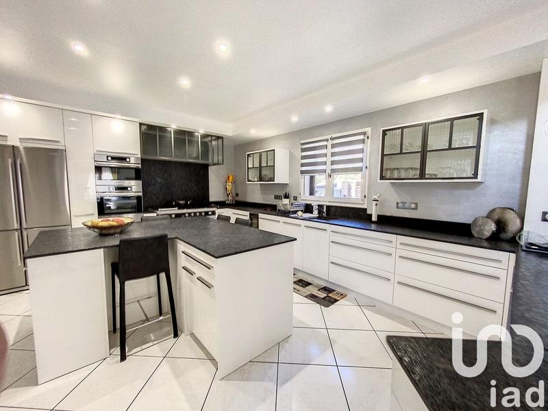 Maison - 270 m² - 6 pièces