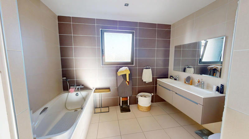 Maison - 185 m² - 7 pièces