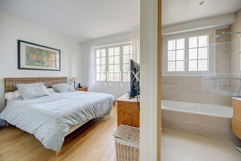 Maison - 250 m² - 8 pièces