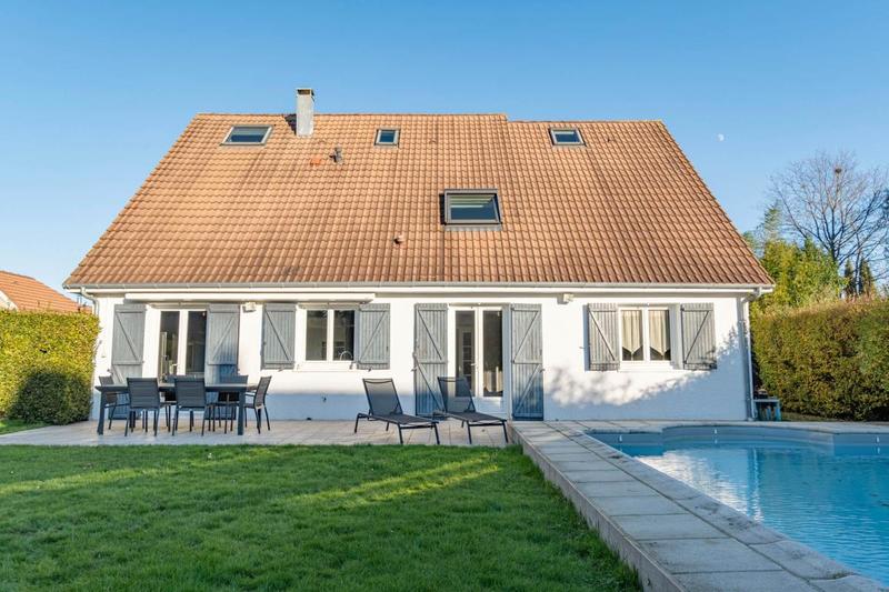 Maison - 202 m² - 8 pièces