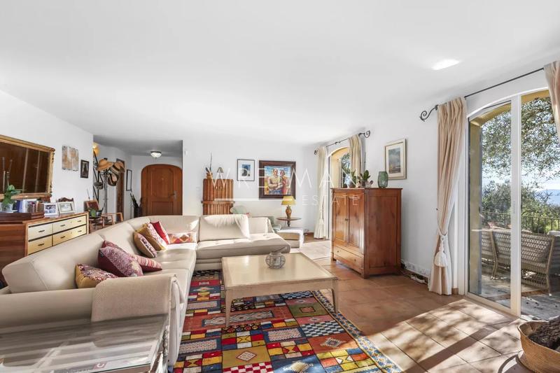 Maison - 240 m² - 6 pièces