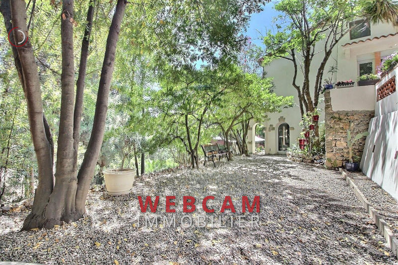 Maison - 210 m² - 8 pièces