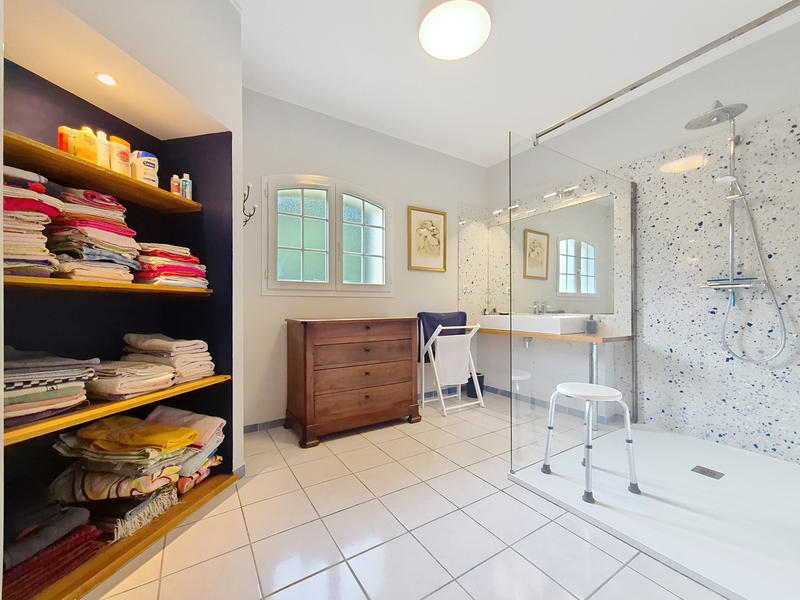 Maison - 312 m² - 9 pièces