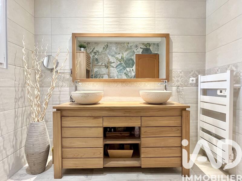 Maison - 230 m² - 8 pièces