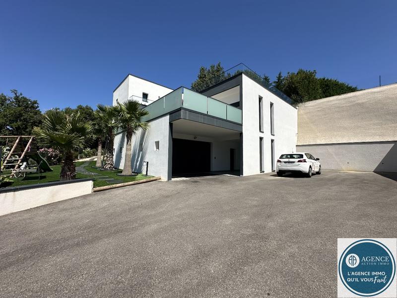 Maison - 200 m² - 6 pièces