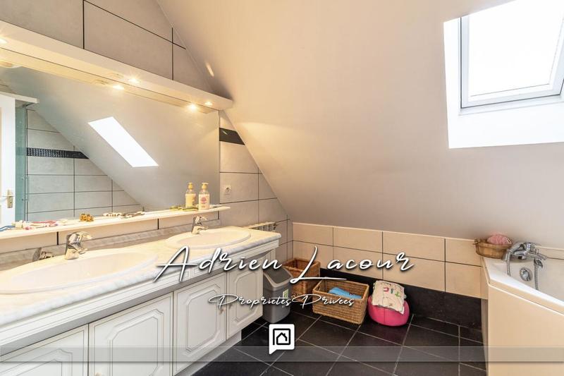 Maison - 222 m² - 12 pièces