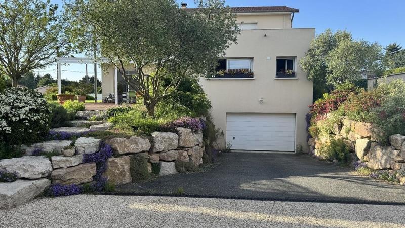 Maison - 240 m² - 8 pièces