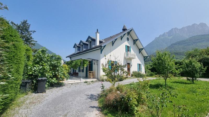Maison - 255 m² - 10 pièces