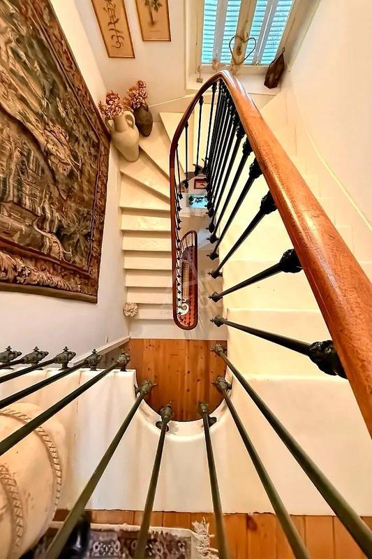 Maison - 331 m² - 11 pièces