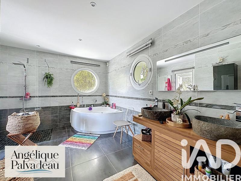 Maison - 217 m² - 7 pièces