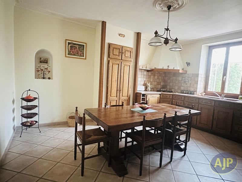 Maison - 220 m² - 7 pièces