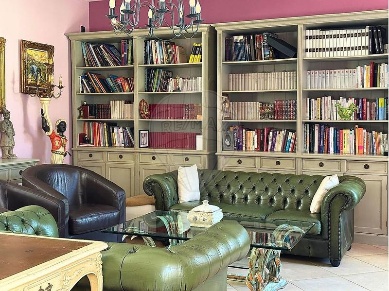 Demeure - 335 m² - 12 pièces