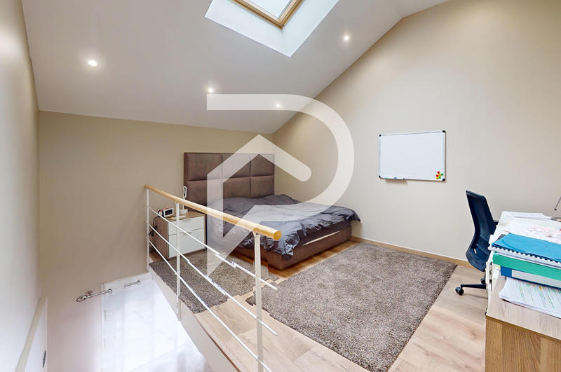 Maison - 235 m² - 8 pièces