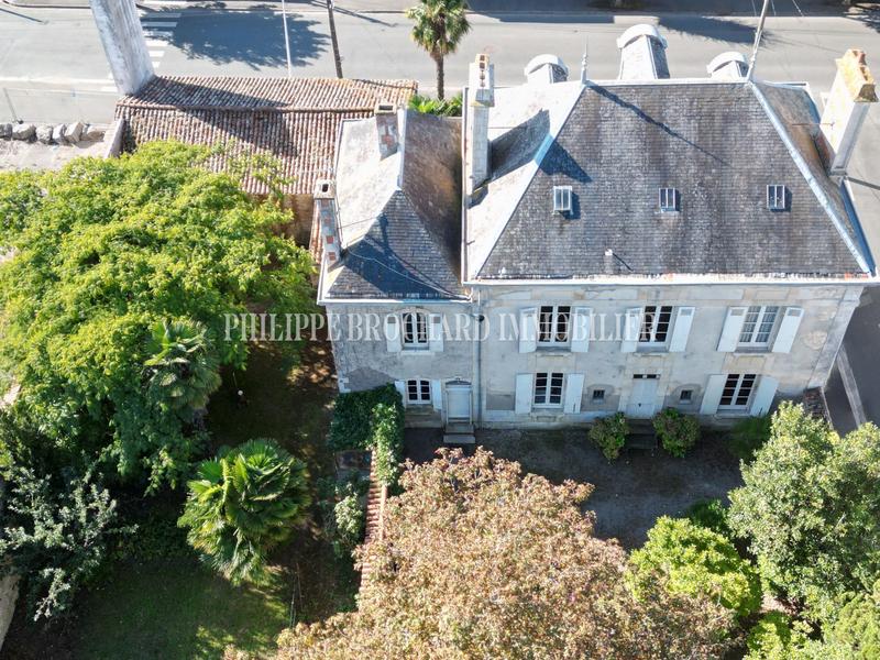 Maison - 241 m² - 12 pièces