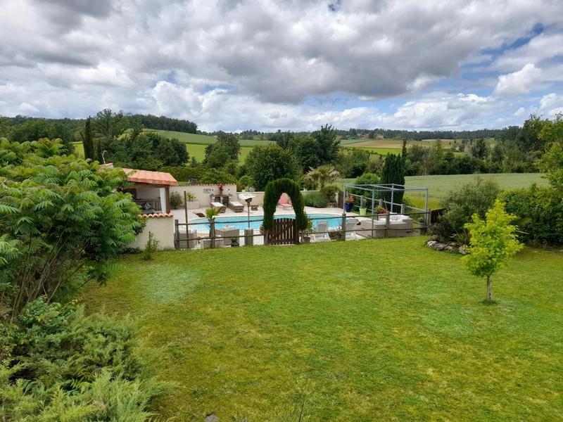 Maison traditionnelle - 232 m² - 8 pièces