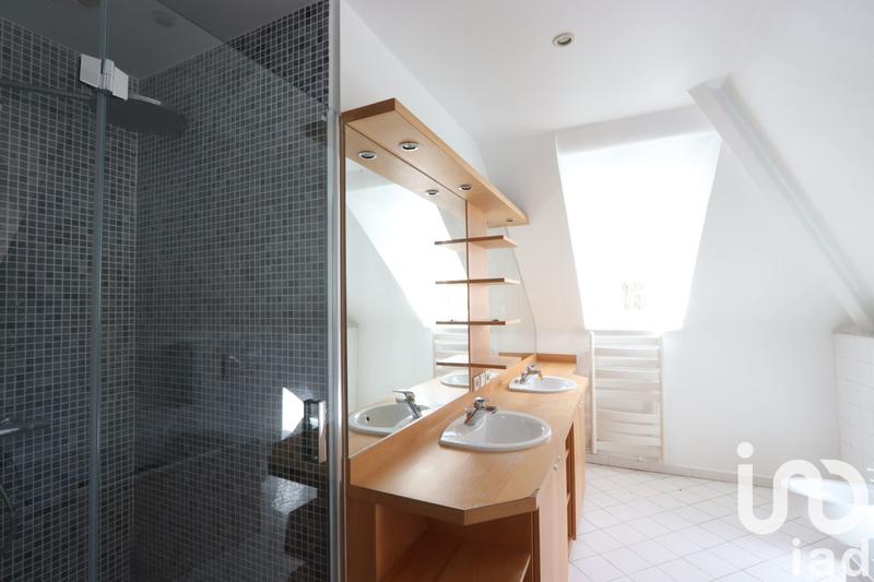 Maison - 235 m² - 8 pièces