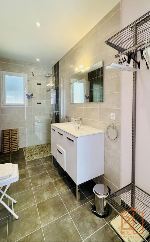 Maison traditionnelle - 274 m² - 11 pièces