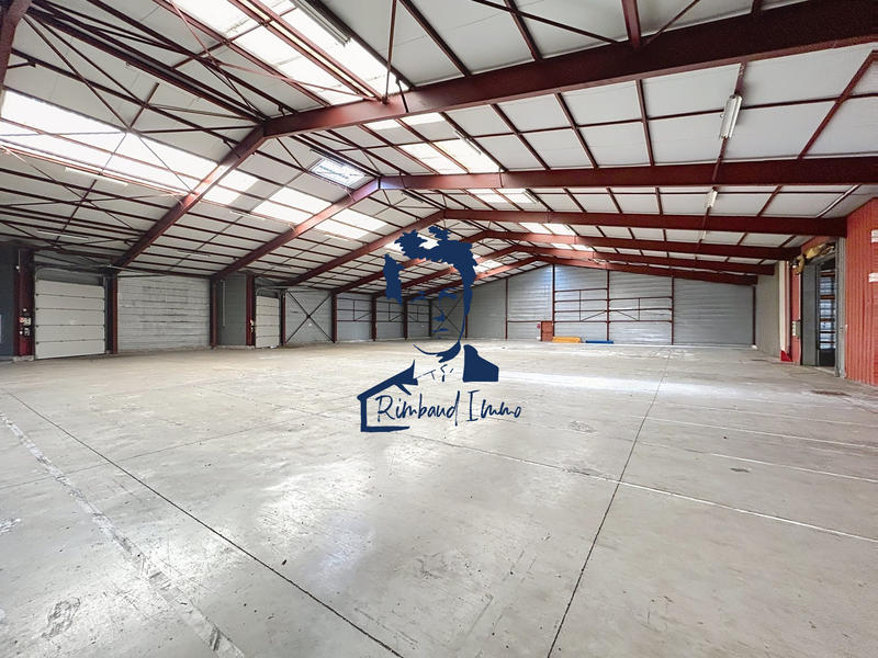Entrepôt - 2 400 m²