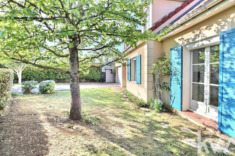 Maison - 243 m² - 9 pièces