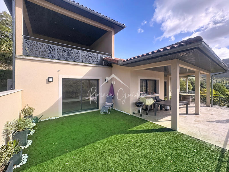 Propriété - 251 m² - 8 pièces