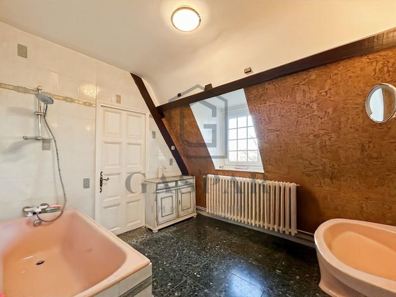 Maison - 225 m² - 8 pièces