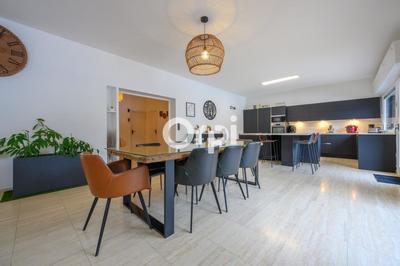 Maison - 250 m² - 6 pièces