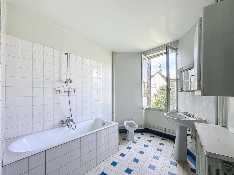 Maison - 232 m² - 10 pièces