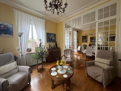 Maison - 263 m² - 10 pièces