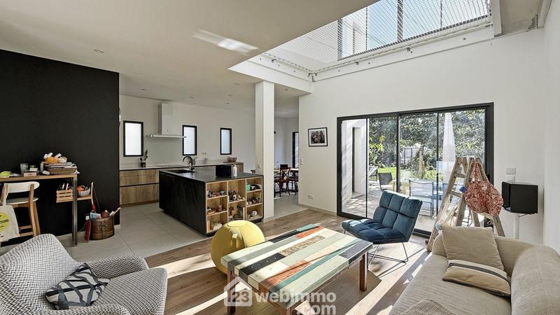 Maison - 216 m² - 9 pièces