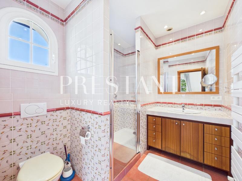 Maison - 230 m² - 6 pièces