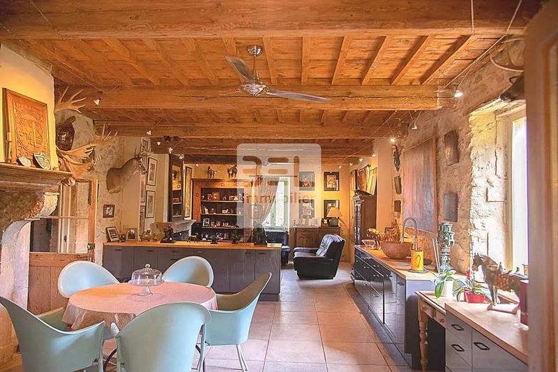 Mas - 571 m² - 24 pièces