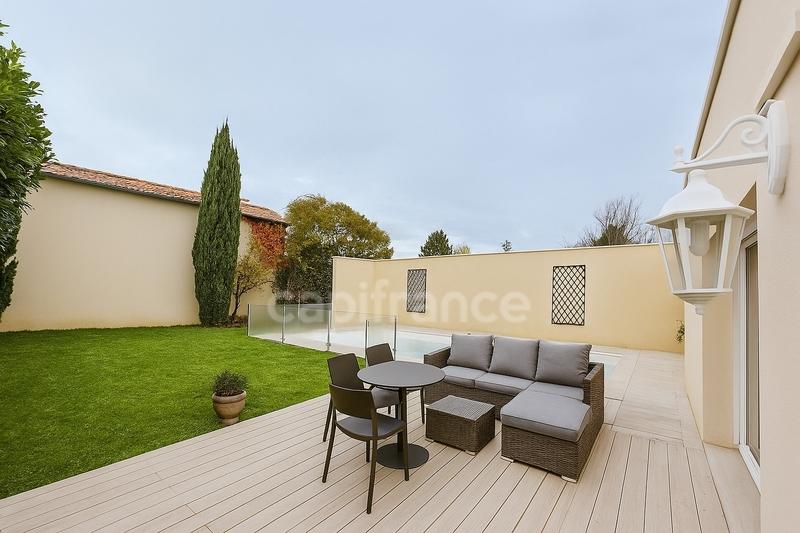 Maison - 230 m² - 7 pièces