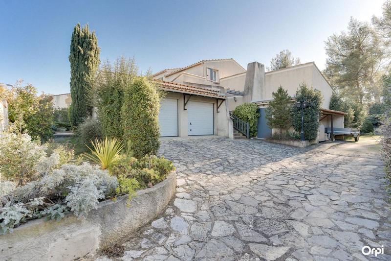 Maison - 220 m² - 5 pièces