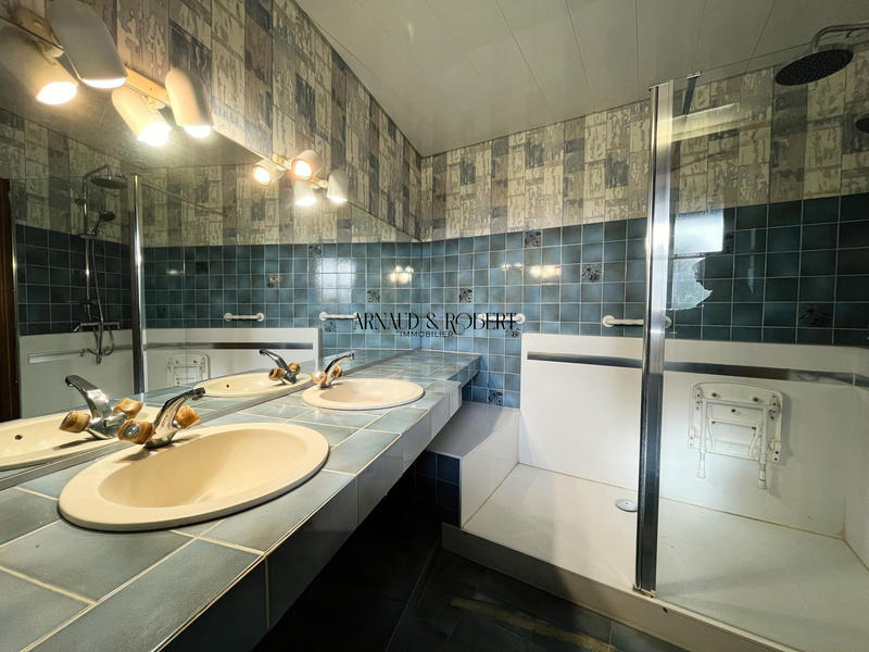 Villa - 211 m² - 8 pièces