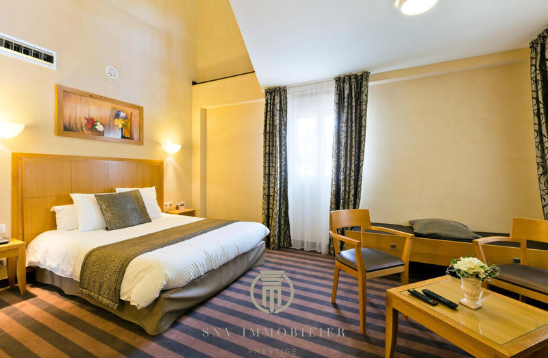 Propriété - 1 457 m² - 34 pièces